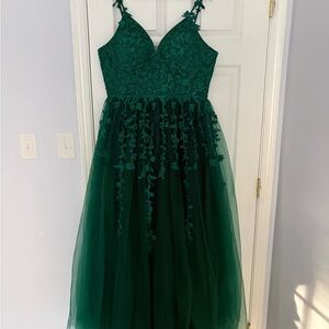 Emerald Green Lace Tulle Formal Dress - Floral Appliqué, V-Neck, Lace-Up Back